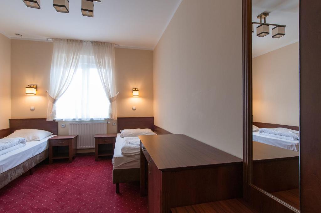 Hotel Grant Лешно Экстерьер фото