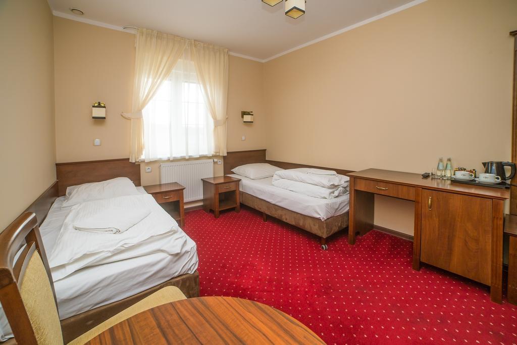 Hotel Grant Лешно Экстерьер фото