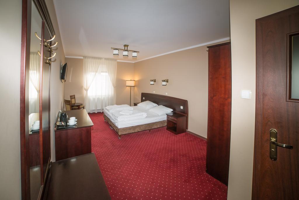 Hotel Grant Лешно Экстерьер фото