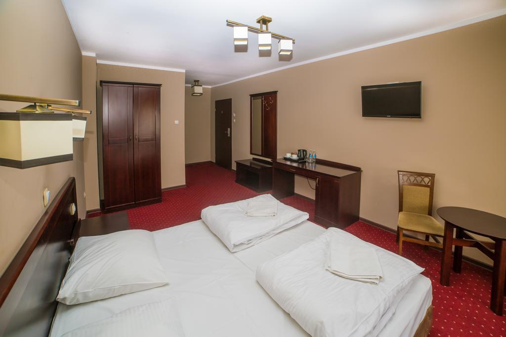 Hotel Grant Лешно Экстерьер фото