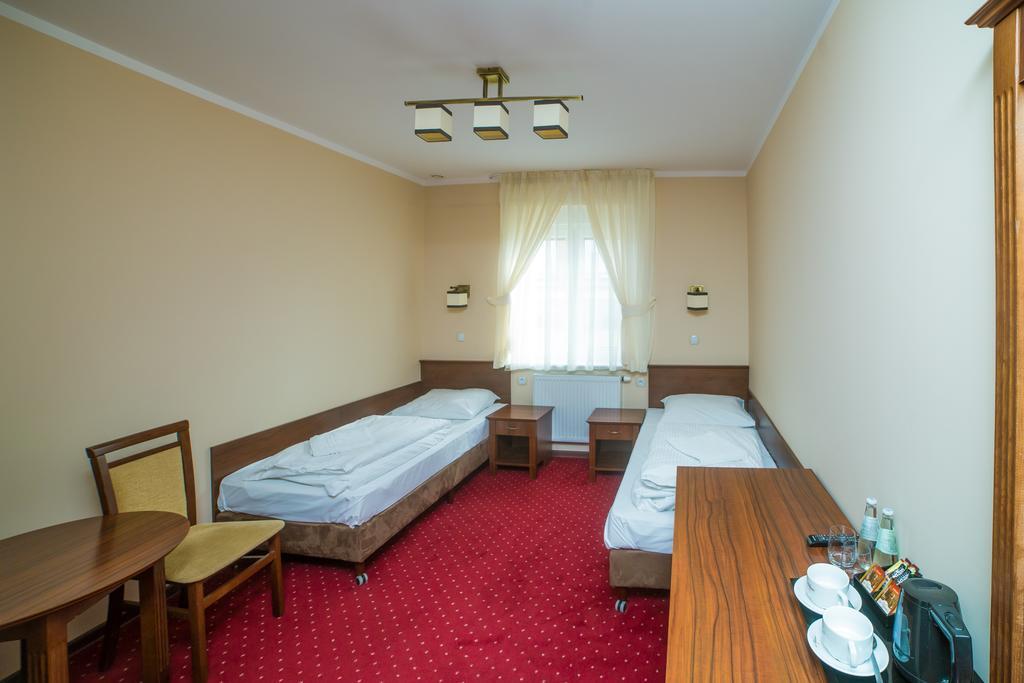 Hotel Grant Лешно Экстерьер фото